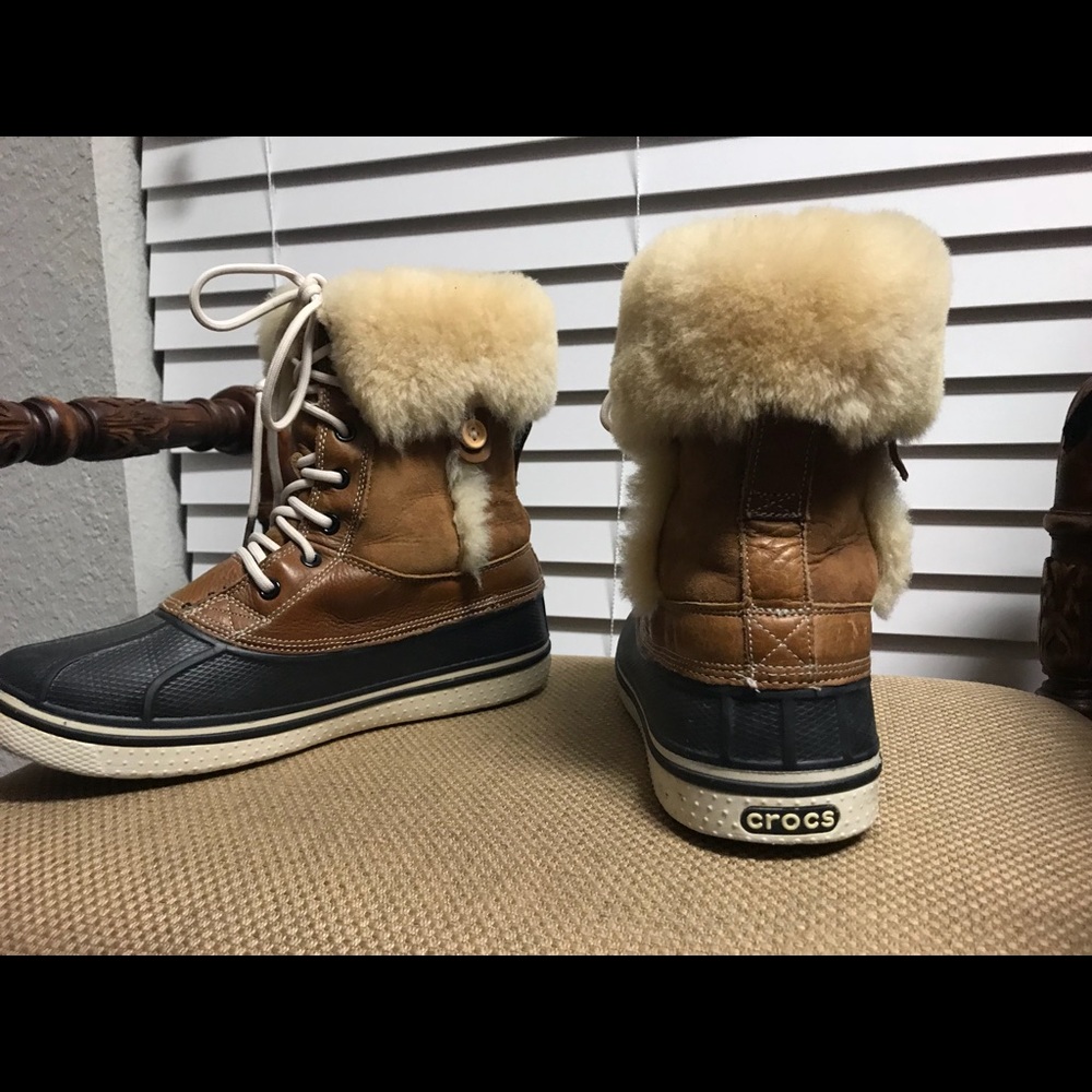 Like new LIGHTWEIGHT duck-Sherpa winter crocs!